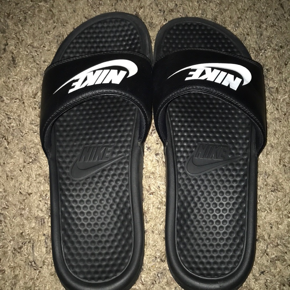 Nike black/white slides